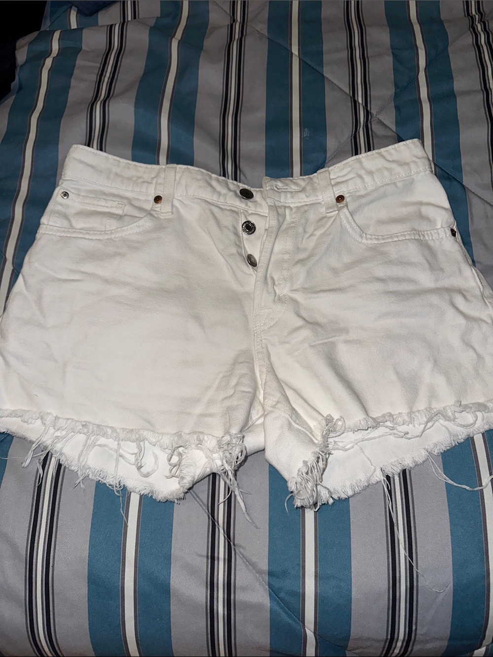 H&M White Frayed Hem 90s Boyfriend Low-Waist Denim Shorts